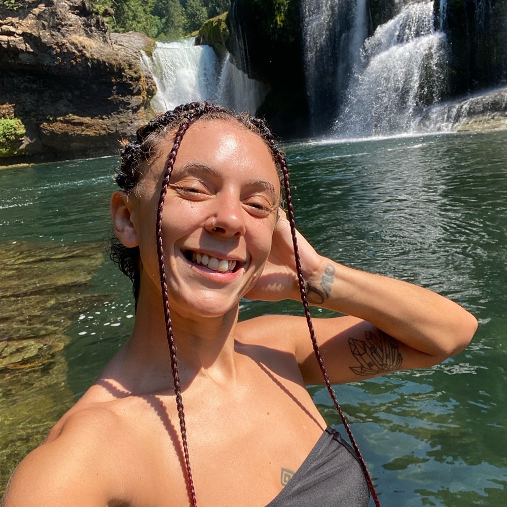 Meet your Posher, Ava